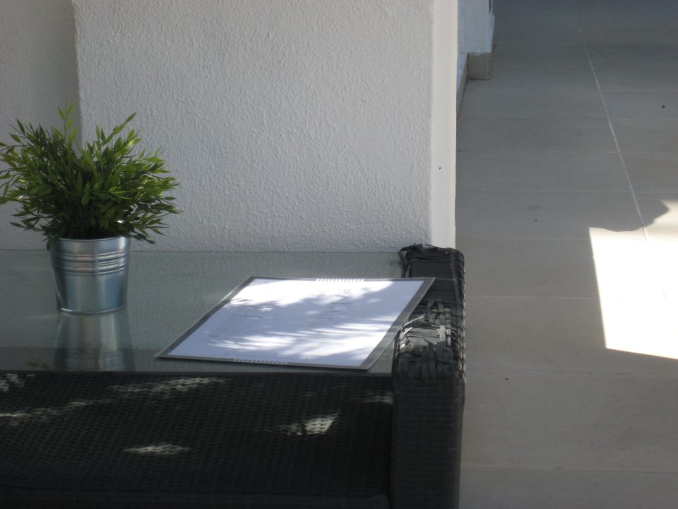 Tisch in der Pool-Anlage Hotel Saboia