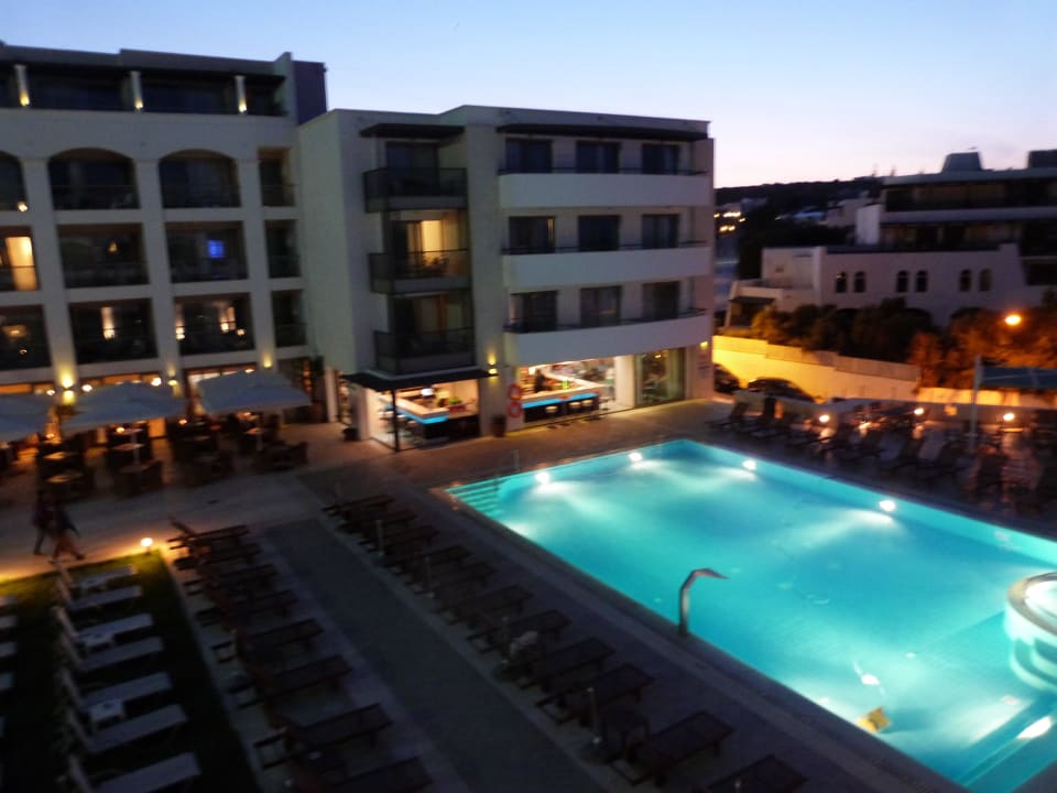 Pool bei Nacht Albatros Spa & Resort Hotel