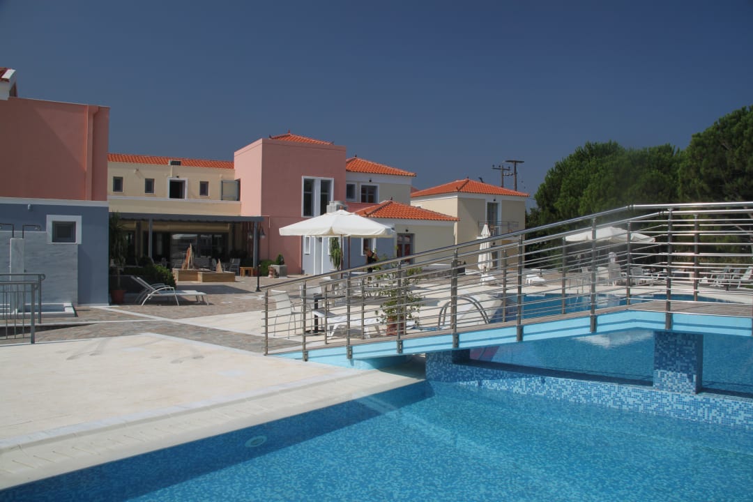 Blick über den Pool zum Haupthaus Hotel Theofilos Superior