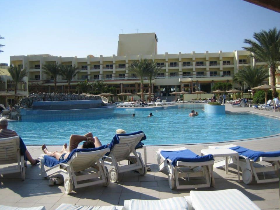 Blick auf das Haupthaus vom Pool Palm Beach Resort