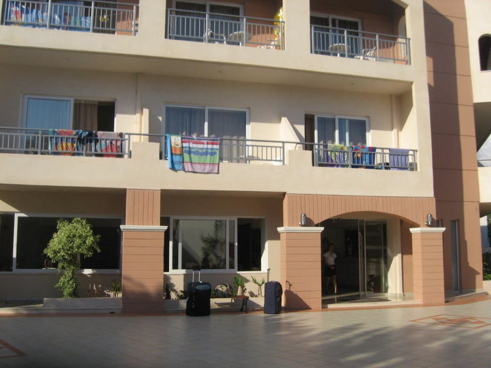 Außenansicht des Eingangs Eurohotel Katrin Hotel & Bungalows