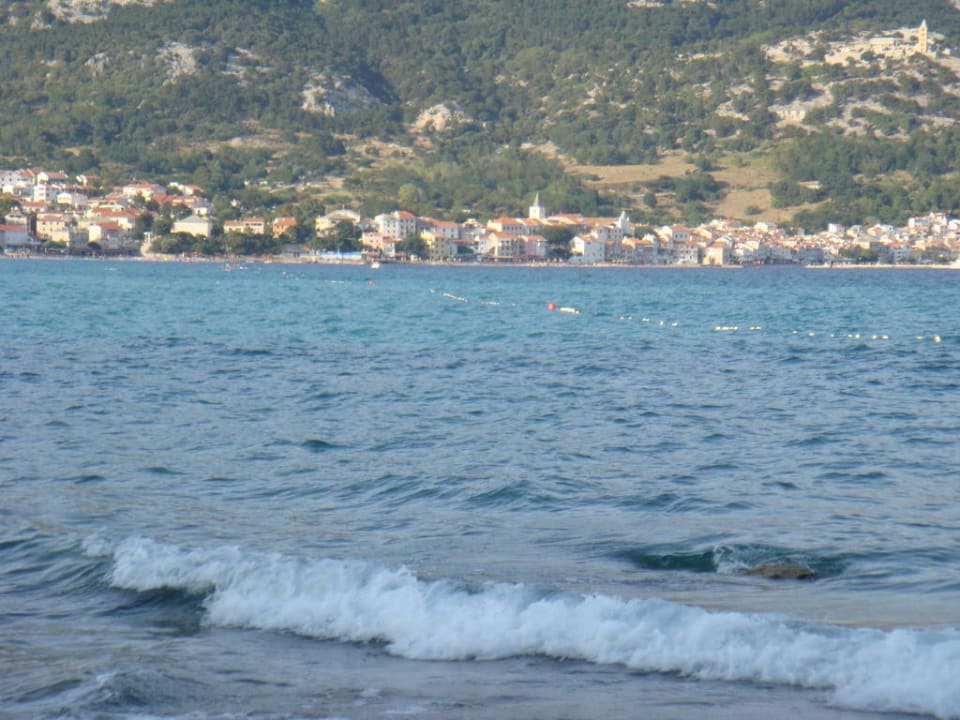 Blick vom Strand auf Baska Hotel Tamaris