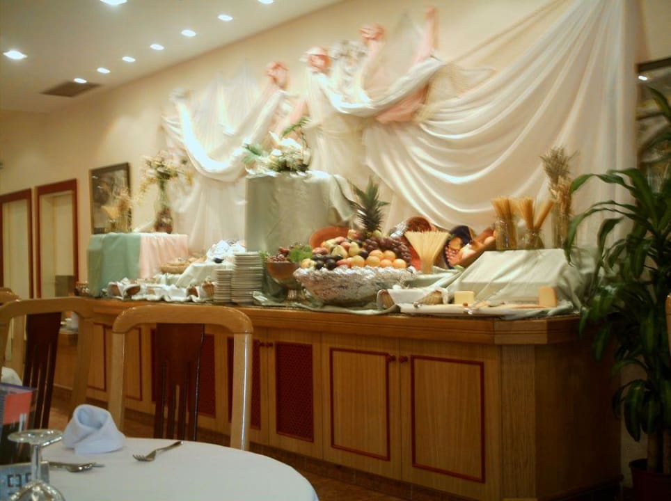 Im Speisesaal/Buffet mit Brot, Brötchen, Obst... BQ Delfin Azul Hotel
