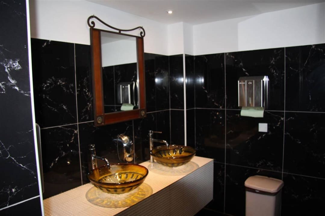 Toilette an der Rezeption Hotel Chrystalla