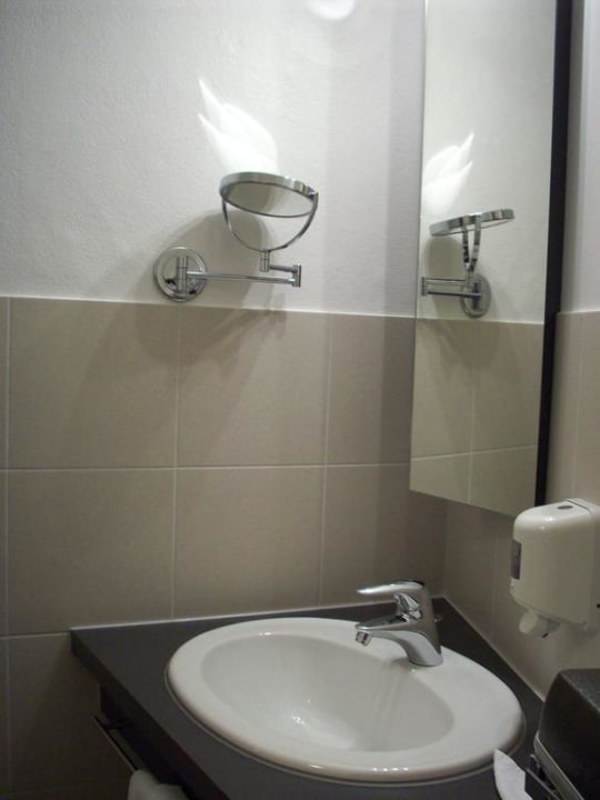 Dieser Spiegel hängt definitiv zu hoch! Landhotel Gasthof Drexler