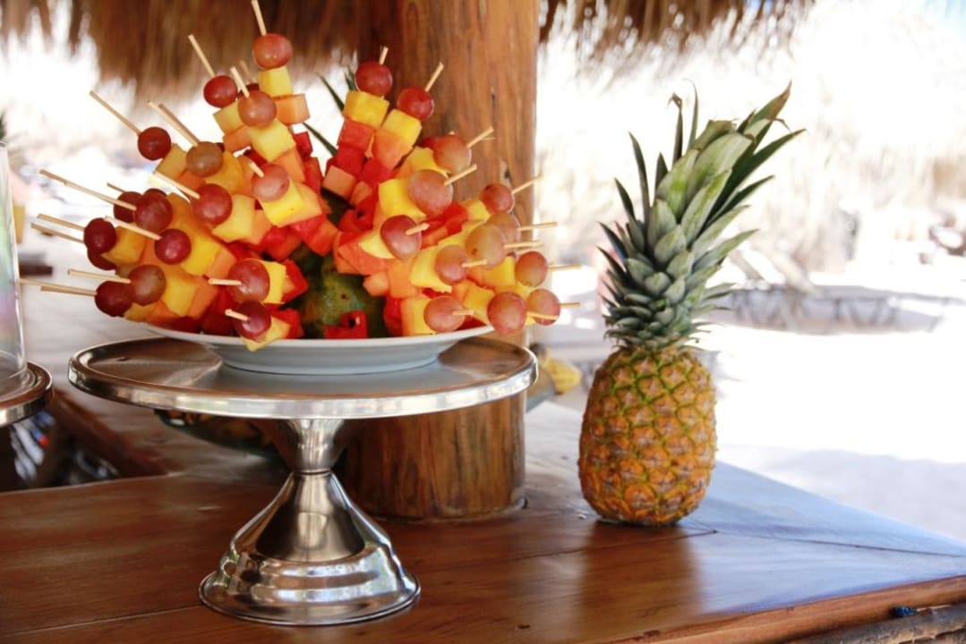Obstsnacks an der Strandbar Secrets Royal Beach Punta Cana - Adults only