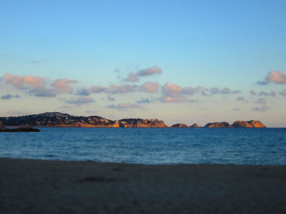Traumhaftes Bild in der Dämmerung am Strand Valentin Somni Hotel & Suites