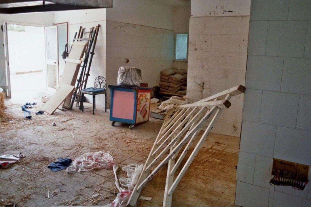 Offenstehender Raum hinter dem Rutschenpark Houda Golf & Beach Club