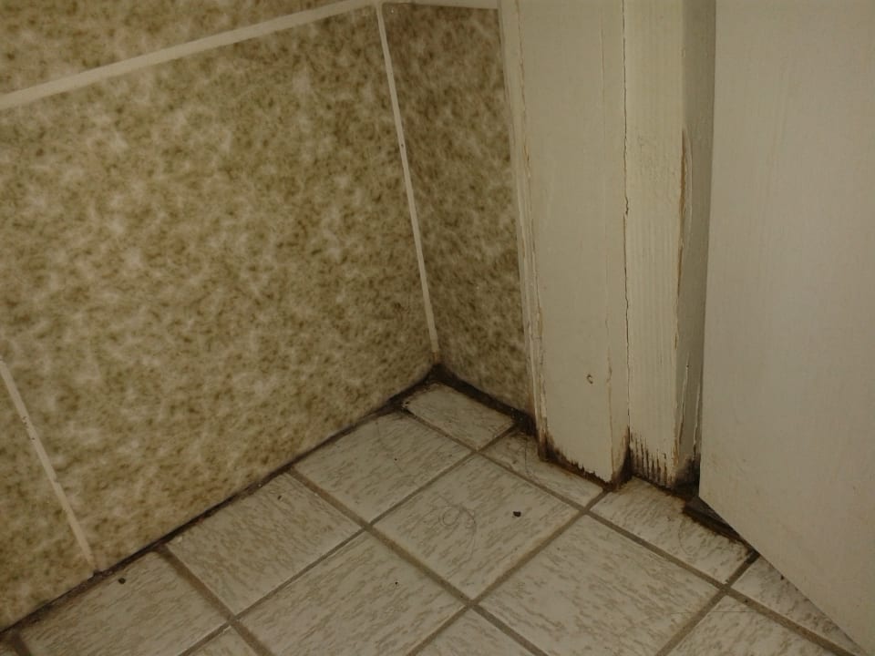 Verspakte Fliesenecken - Türzarge mit abblätternder Farbe Hotel Fritz