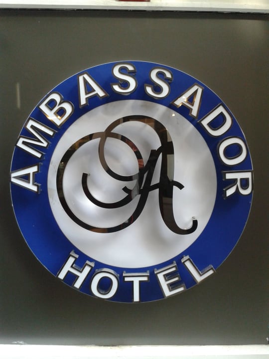 Logo am Eingang Ambassador Hotel