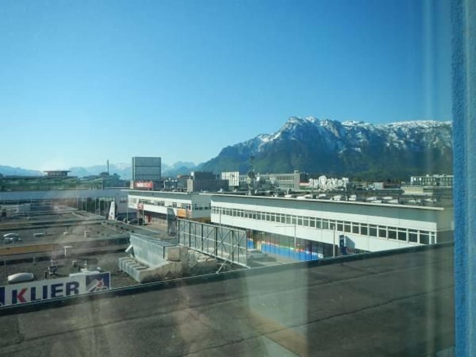 Bergpanorama aus Hotelfenster ibis budget Salzburg Airport