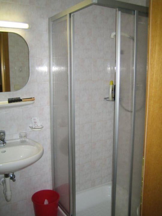 Badezimmer, rechts um die Ecke war die Toilette Hotel Gisserhof