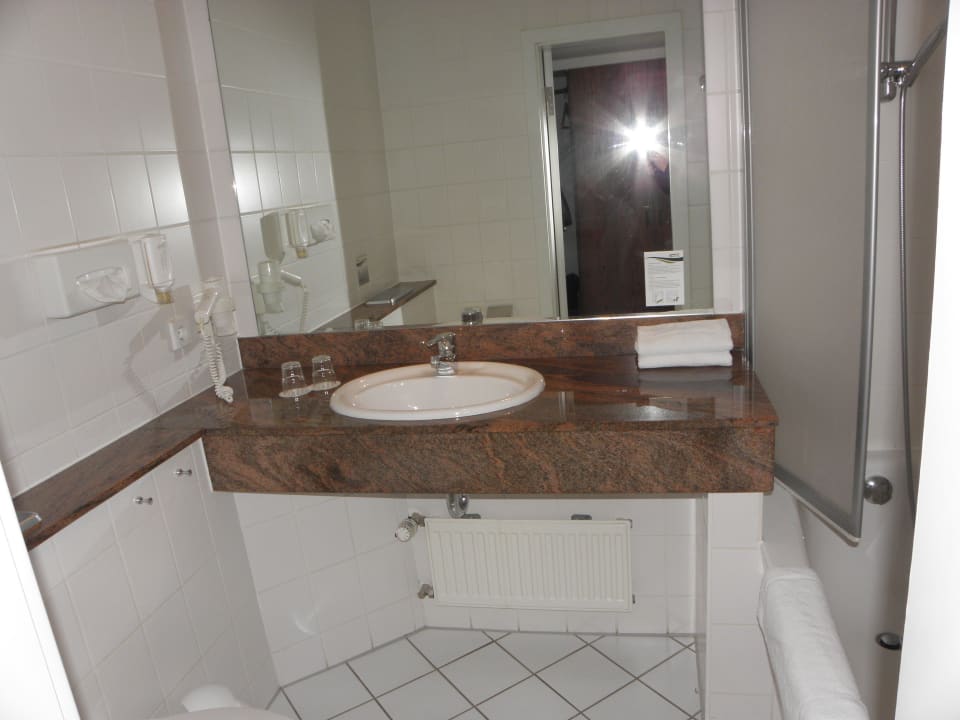 Bad mit Badewanne AHORN Panorama Hotel Oberhof
