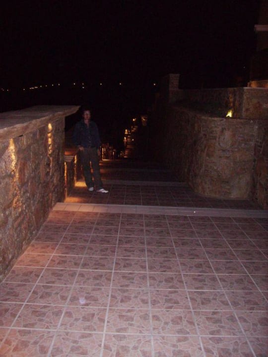 Außenanlage bei Nacht Hotel Kalithea Horizon Royal