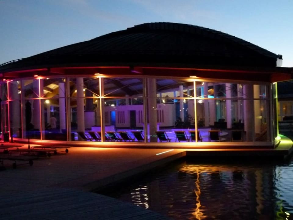 Innenpool am Abend Hotel König Ludwig