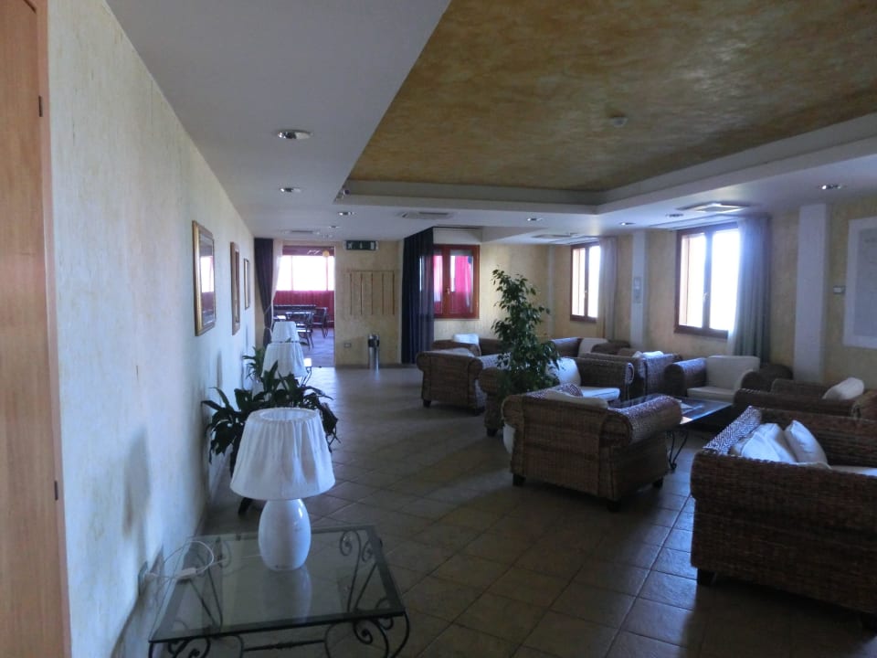 Durchgang zum Spielsaal und Poolbar Borgo Saraceno Hotel & Spa