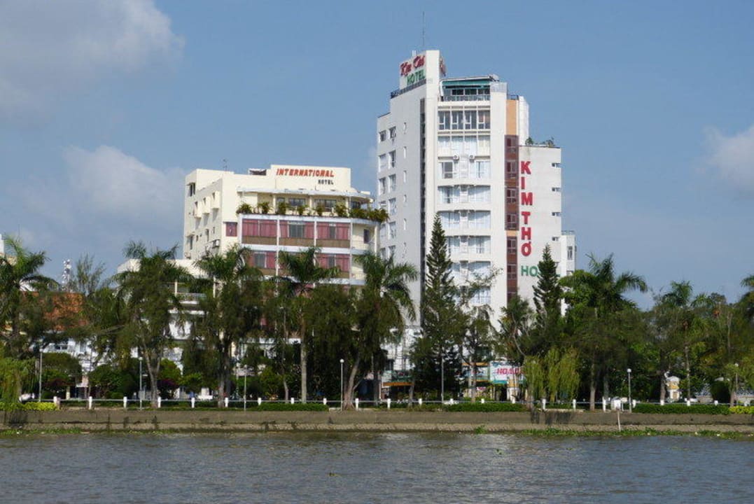 Vom Fluss aus Kim Tho Hotel