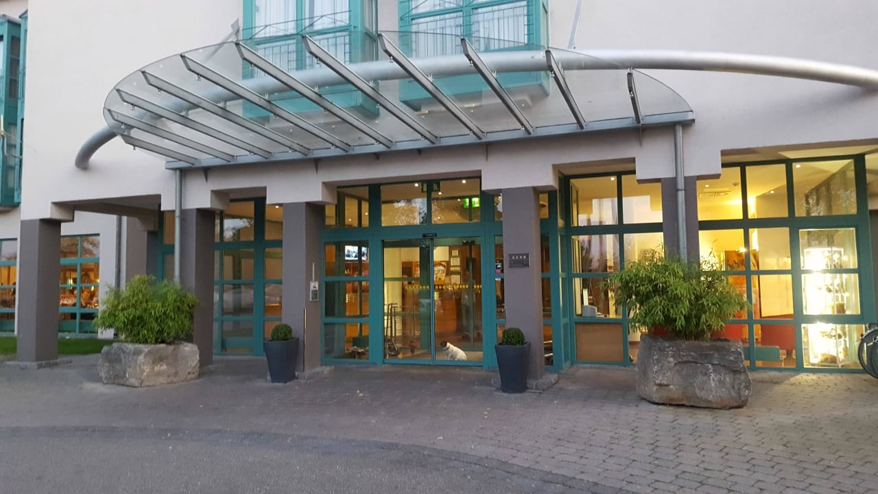 Hoteleingang H+ Hotel Limes Thermen Aalen