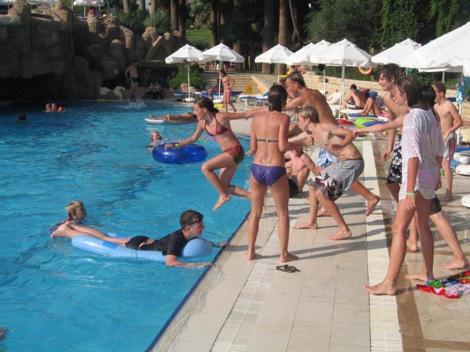 Kinder (Teenager) an die Macht Melas Holiday Village