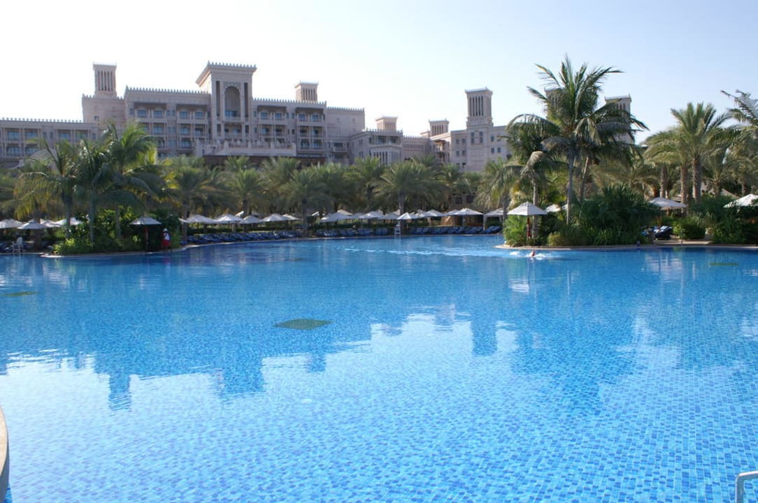 Grosser Pool Jumeirah Mina Al Salam