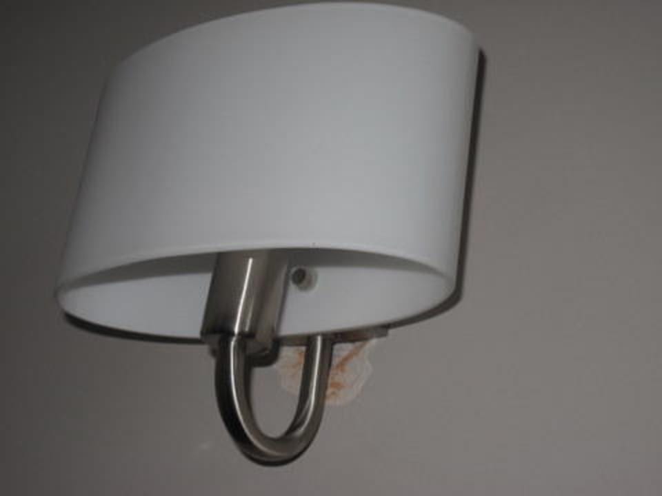 Lampka nocna nad łóżkiem Cronwell Platamon Resort