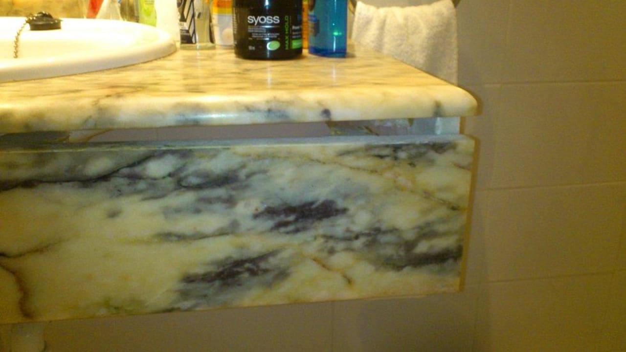 Granitplatte im Badezimmer kann auf Füße fallen BelleVue Club