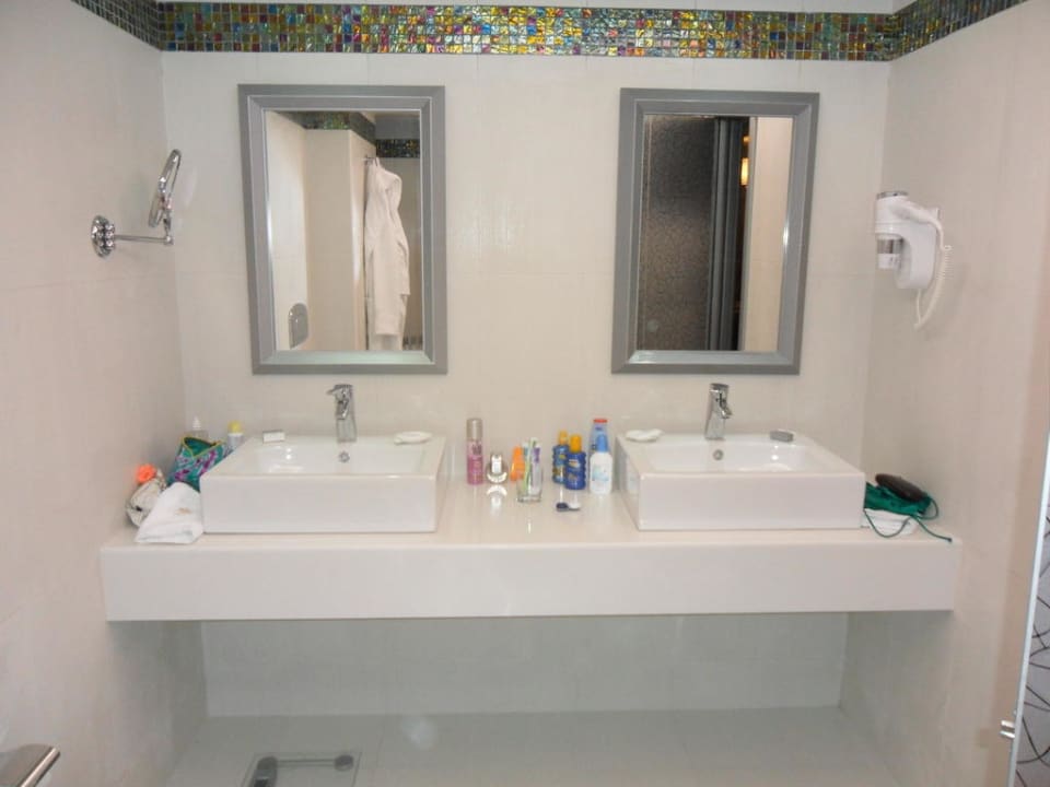 Waschbecken im Familienzimmer Atrium Platinum Luxury Resort Hotel & Spa