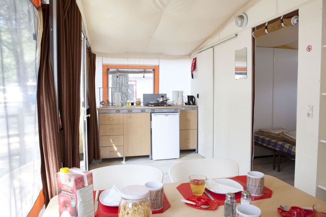 Selectcamp Lodgezelt innen Camping & Bungalows Beach Garden