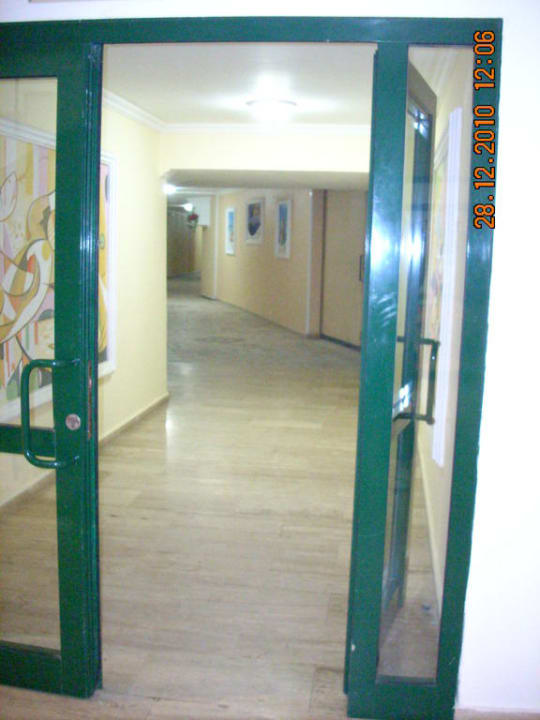 Die Unterführung Aska Hotel Just in Beach