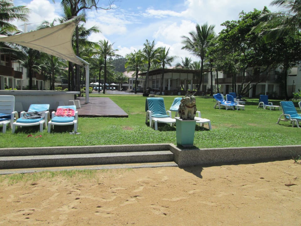 Die Wiese vorm Strandi The Briza Beach Resort Khaolak