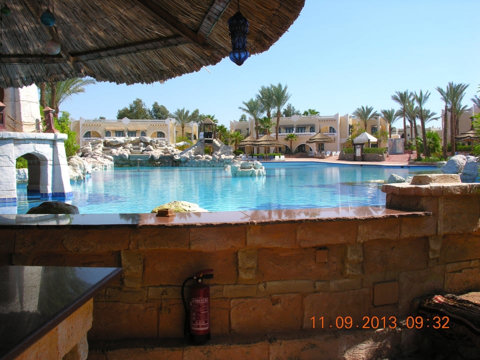Bar przy głównym basenie Hotel El Faraana Reef Resort