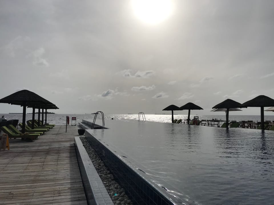 Pool Machchafushi Island Resort & Spa Maldives, The Centara Collection