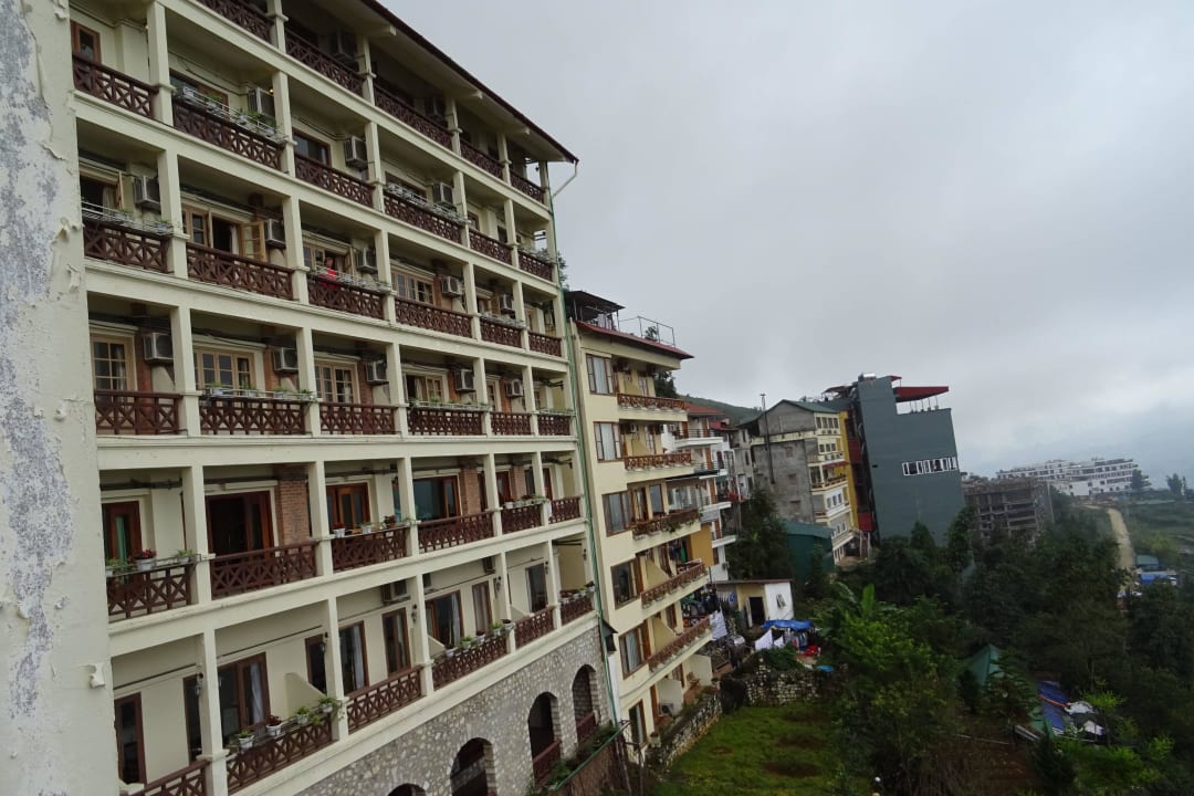 Blick seitlich auf das Hauptgebäude Hotel Bamboo Sapa