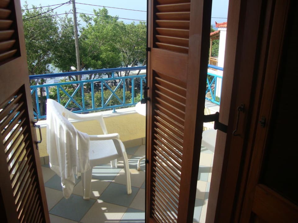 Balkon zur Uferstrasse und Meer Votsalakia Beach