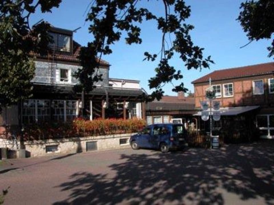 Parklplatz und Eingang Hotel Alter Dorfkrug am Kanal