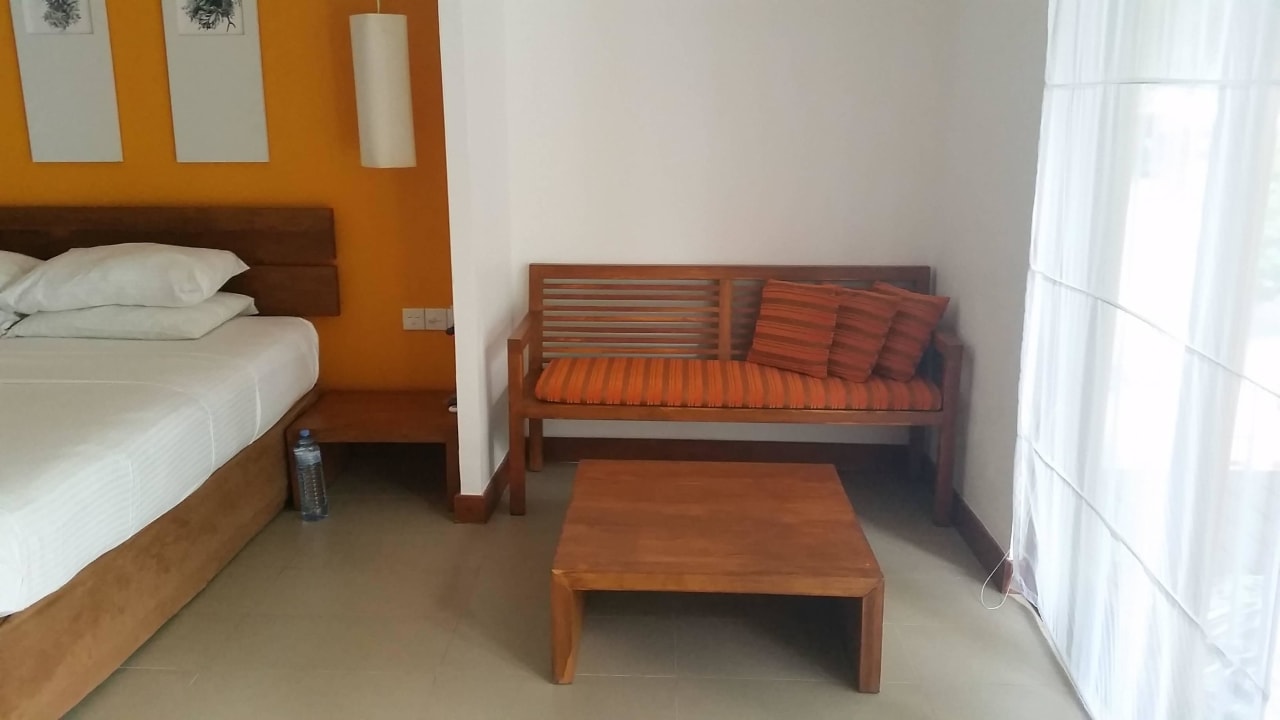 Gemütliche Sitzgelegenheit in der Beachvilla Adaaran Select Hudhuran Fushi - Premium All Inclusive