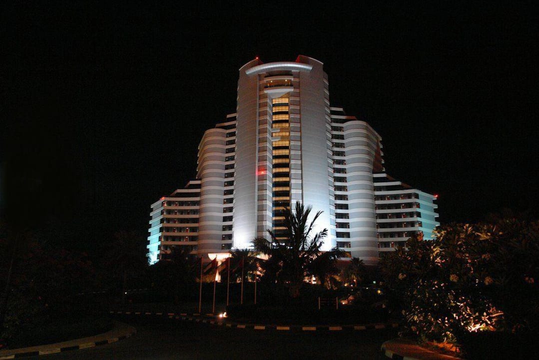 Nachtaufnahme Hotel Le Meridien Al Aqah Beach Resort