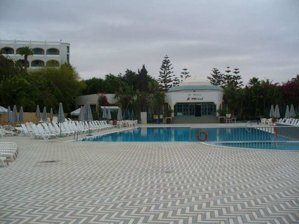 Widok na basen hotelowy Hotel Le Tivoli