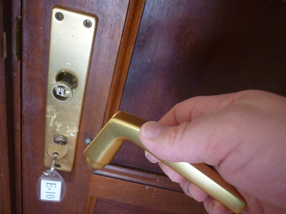 Die Klinke der Tür ging schon mal ab Apartamentos Oasis San Antonio