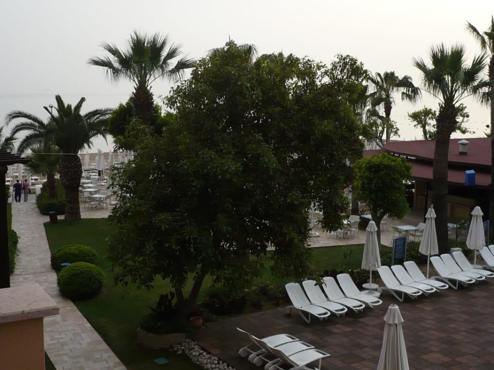 Weg zum Strand vorbei an Pool und Strandrestaurant Hotel Grand Side