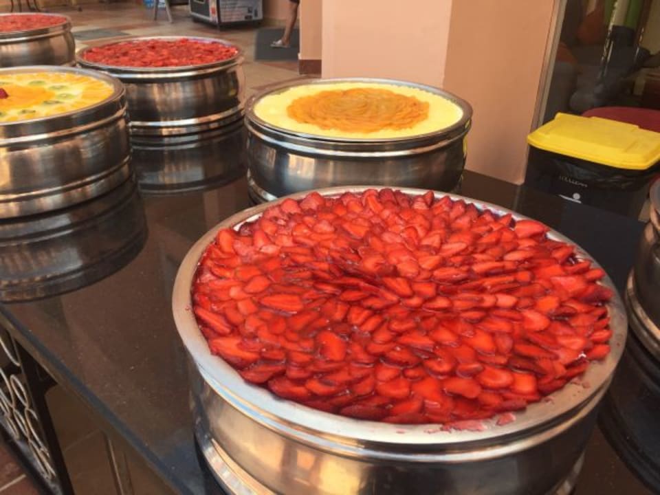 Viele verschieden Obsttorten Beach Albatros Resort