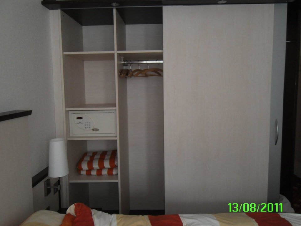 Geräumiger Schrank mit Tresor Strandhotel