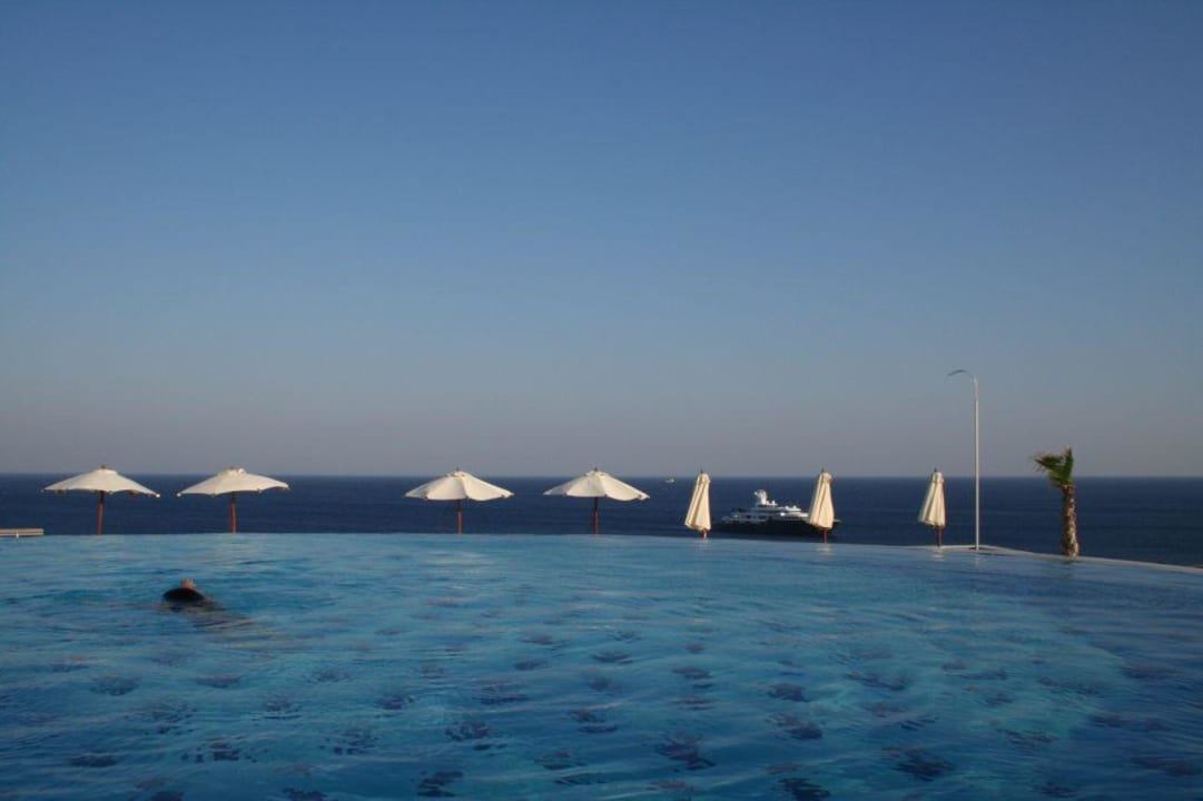 Blick auf das Meer vom oberen Pool Hotel Kalithea Horizon Royal