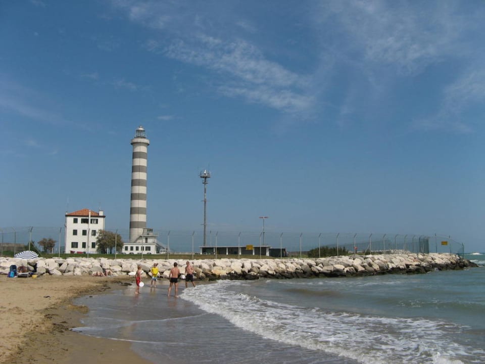 Strand mit Leuchtturm Hotel Fenix