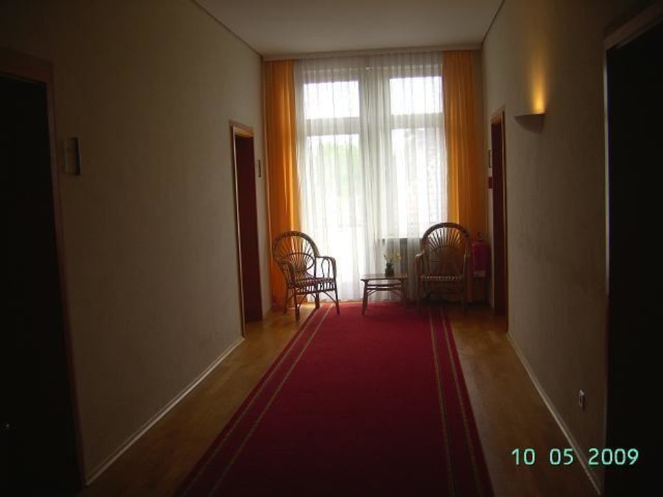 Gang zum Zimmer Parkhotel Jordanbad