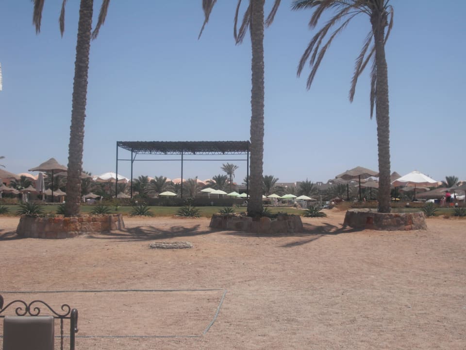 Blick zur Poolanlage vom Strand Three Corners Sea Beach Resort