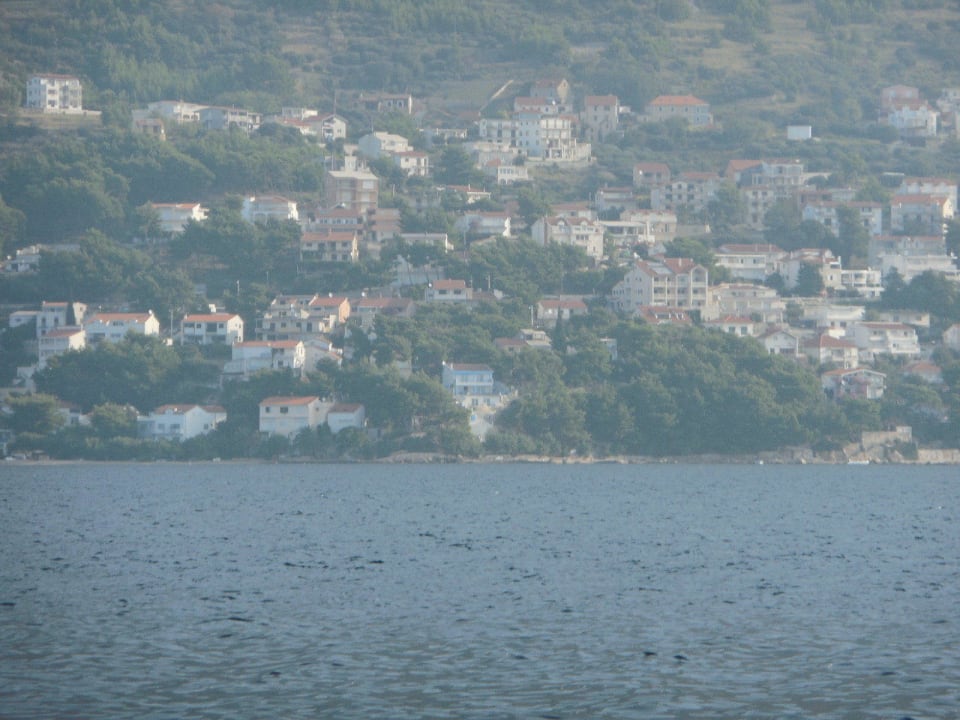 Vom Schiff aus gesehen, blaue Villa. Novasol Ferienhaus Omis-Stanici