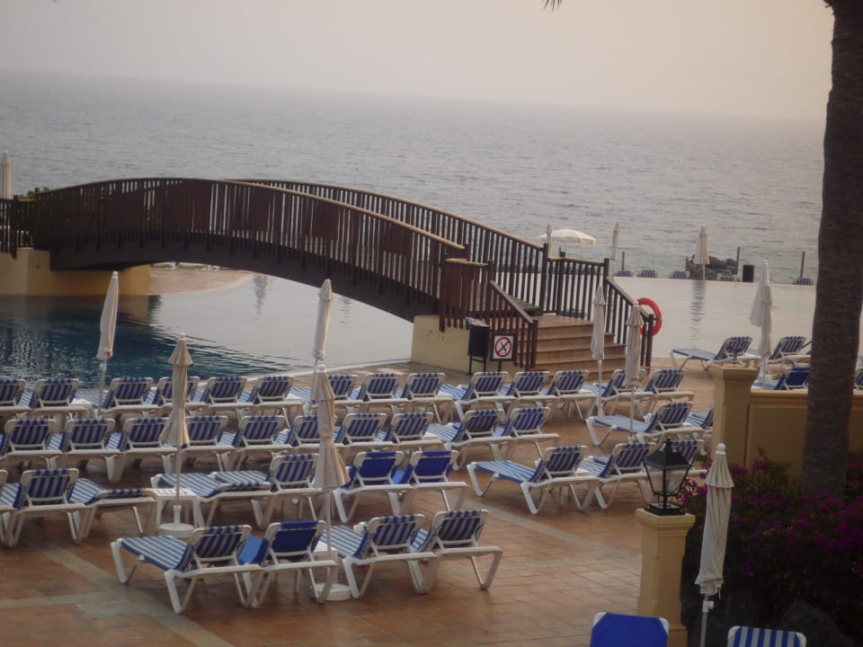 Pool direkt bei den Klippen Bahia Principe Sunlight Costa Adeje