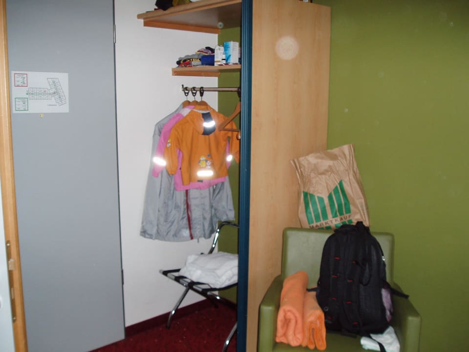 Kleiderkasten oder sowas ähnliches Leonardo Hotel Nürnberg