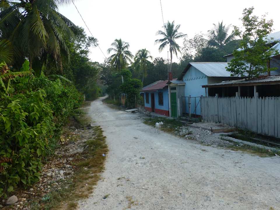 Straße vor Hostal Hostal Hermano Pedro Tikal